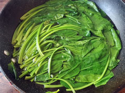 菠菜怎样去除草酸和涩味？多做这一步骤，菠菜味道鲜嫩没涩味