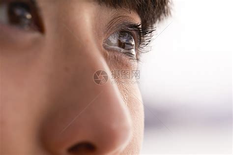 眼睛饱含泪水的少女高清图片下载-正版图片502077878-摄图网