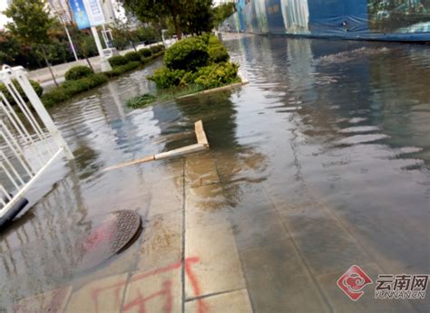 云南昆明突降暴雨致多地被淹 1300余人被困 各地新闻 烟台新闻网 胶东在线 国家批准的重点新闻网站