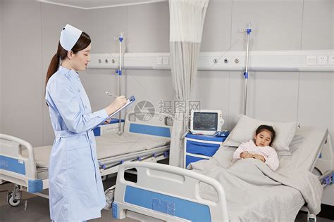 小女孩生病住院查房的女护士高清图片下载-正版图片502369349-摄图网