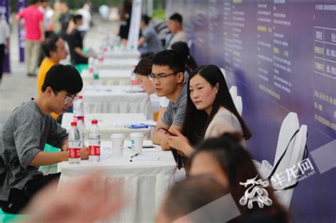 重庆两江数字经济产业园举行大型招聘会 2500人进场求职_媒体推荐_新闻_齐鲁网