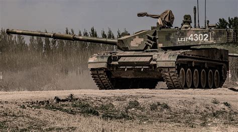 绝技！中国陆军99A主战坦克，炮口端水行进间一滴不洒！_新浪新闻