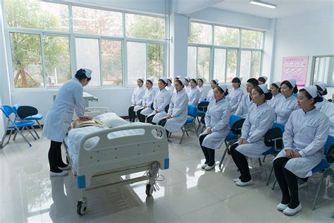 内科护理系统举行护理教学查房-护理动态-护理园地-河南大学第一附属医院