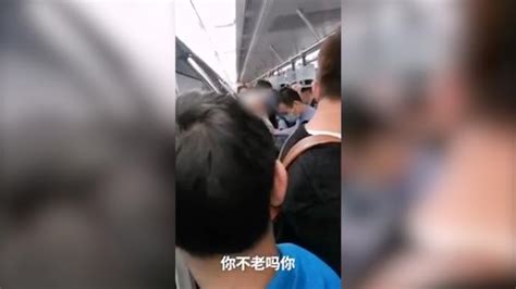 上海地铁一男子因工作太累未让座，遭70岁大爷怒怼：没教养！我歧视你_老人