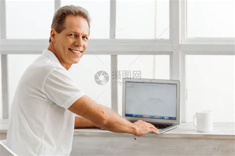 中年男子使用笔记本电脑高清图片下载-正版图片503600570-摄图网