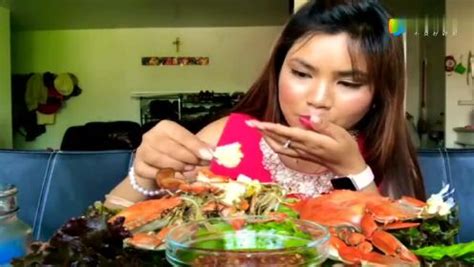 大胃王：越南大姐吃大螃蟹，很丰盛的一餐 - 온라인 시청 - iFlix