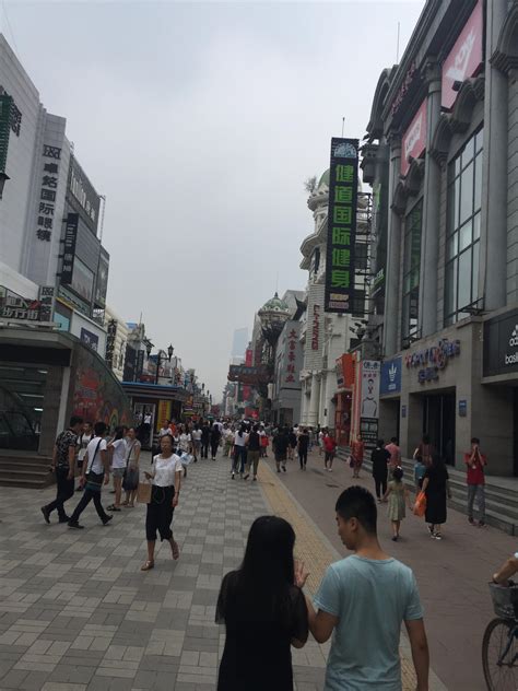 【携程攻略】辽宁中街商业圈景点,虽然各地的步行街基本都摆脱不了人多环境不好商品档次较低等问题，但…