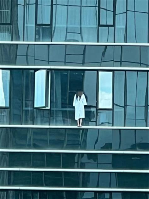 广州一女子穿浴袍站在20层高楼窗外 事发酒店：女子情况不方便透露_凤凰网资讯_凤凰网