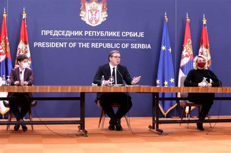 塞尔维亚总统武契奇视察中企承建的快速公路项目