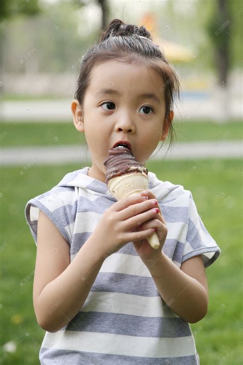 小女孩吃冰淇淋高清摄影大图-千库网