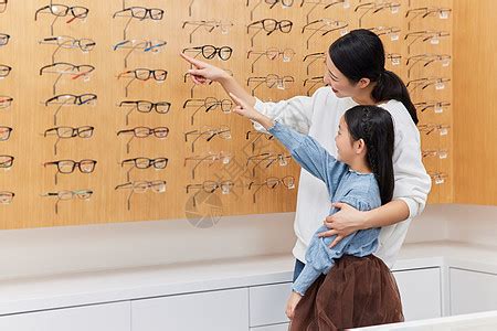 眼镜店店员站在眼镜货架前请点商品高清图片下载-正版图片501894004-摄图网
