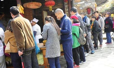 传统饸饹面，在北京景区让几位大妈们卖火了！|大妈|景区|卤汁_新浪新闻
