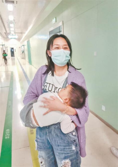 女童呼吸困难武汉护士地铁急救 脱险后又抱着送医--湖北文明网