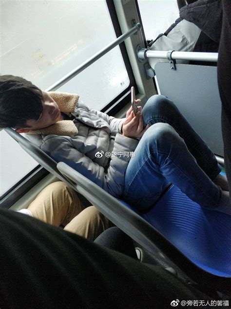 射洪男子公交车上一人占两座 脱了鞋子半躺在座位上|座位|公交车|鞋子_新浪新闻