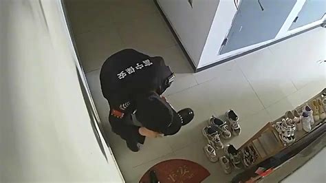 武汉一男保安在业主门口拿起女士鞋一顿猛闻，业主投诉后已被开除