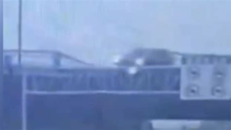 无锡交警通报“保时捷从高架桥坠落”：车速过快，操作不当_凤凰网视频_凤凰网