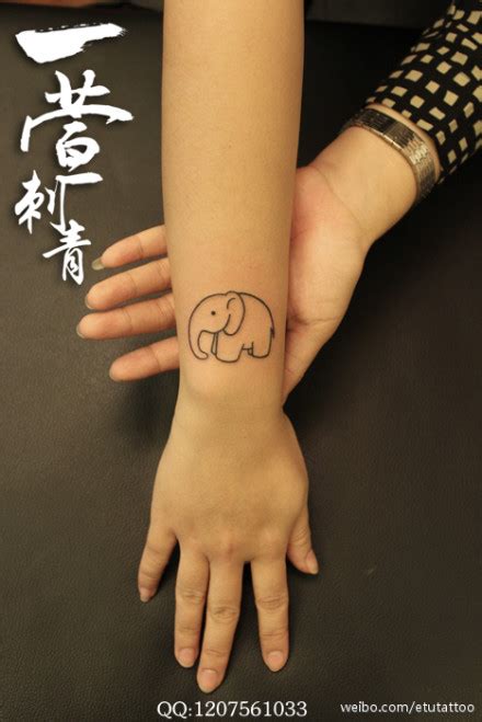 女生手臂潮流的线条小象纹身图案