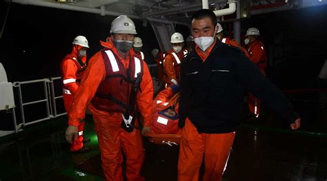 长江口集装箱船碰撞事故最新进展：11人获救3人遇难、5人失踪_新浪新闻