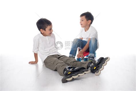 两个男孩坐着聊天高清图片下载-正版图片505133723-摄图网