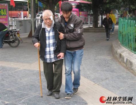 桂林街头温馨一幕 七旬老人摔倒众人帮扶-桂林生活网图片新闻
