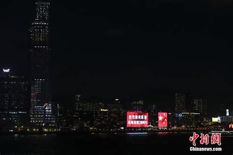 今天，香港金紫荆广场举行升国旗仪式！这里，满眼中国红