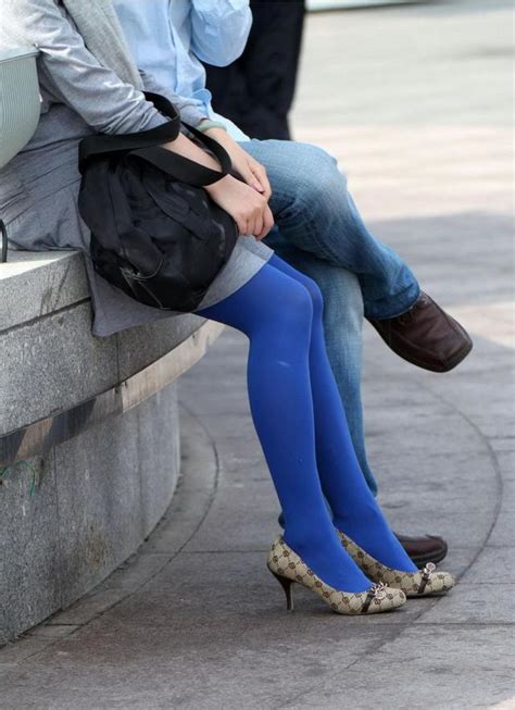 时尚街拍show：广场上穿蓝色丝袜的美女
