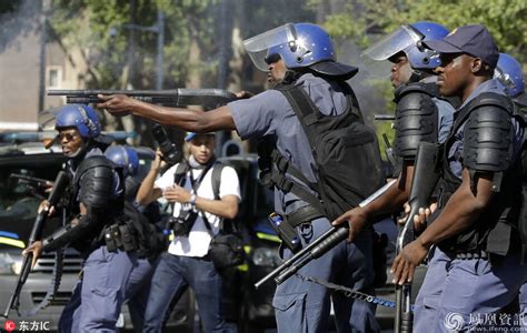 南非抗议游行 警察向民众射击_资讯频道_凤凰网