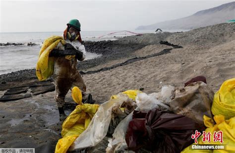 秘鲁海滩原油泄漏量高达12000桶 直击清理现场_新浪图片