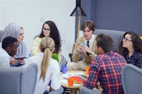 一群年轻人创业企业家在合作空间为他们的创-包图企业站