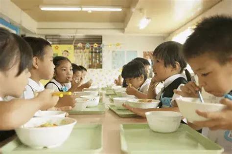 开学第一天:徐州110所学校推"营养餐" 困难学生可享补贴--地方领导--人民网