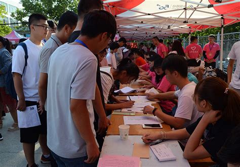 学生会成员协助新生办理入学手续-山东科技大学泰安校区