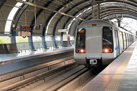 印度新德里，2020 年。新德里 NCR、古鲁格拉姆、诺伊达市区快速地铁轨道的空中拍摄。高清摄影大图-千库网