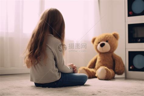 一个在家孤单的女孩子高清图片下载-正版图片600264324-摄图网