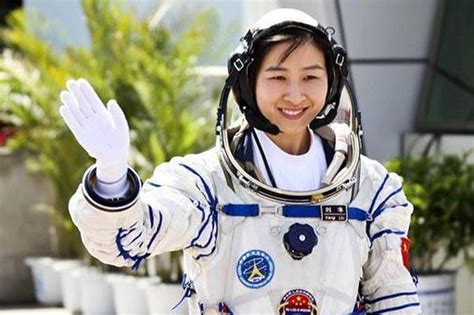 她19岁考上空军，中国首位女航天员！在34岁就步入太空