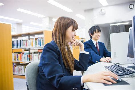 高中学生在图书馆使用电脑高清图片下载-正版图片502003458-摄图网