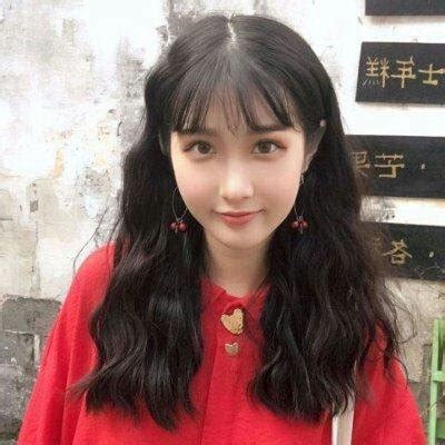 甜美女生头像红色系真人