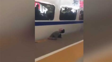 实拍南京南站一男子被高铁列车卡住不幸身亡_腾讯视频