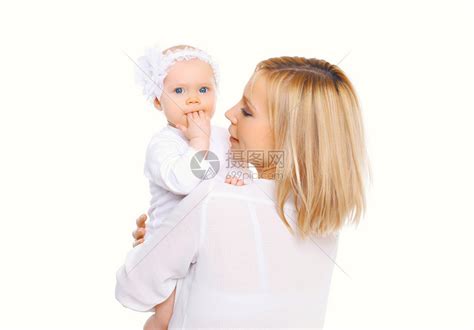 年轻母亲怀着白色背景拥抱婴高清图片下载-正版图片507261097-摄图网