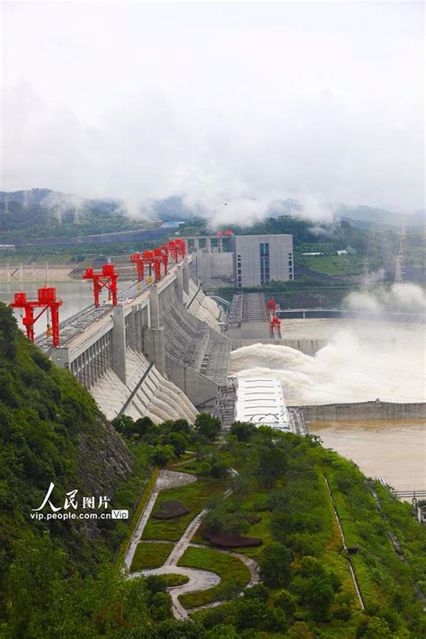 震撼！三峡大坝开启10孔泄洪，作用很关键！ - 海报新闻