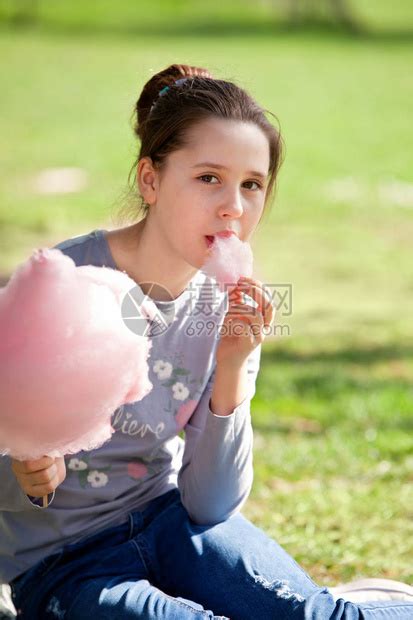在公园吃棉花糖的小女孩高清图片下载-正版图片503581296-摄图网