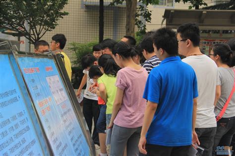 郑州九中考点准备就绪，高考学子看考场模拟身份验证 - 郑州市第九中学