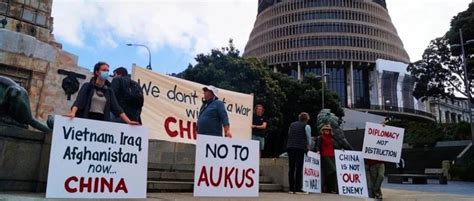 一男子在新西兰国会大厦前自焚 事发距大选仅2天|新西兰|国会大厦|大选_新浪新闻