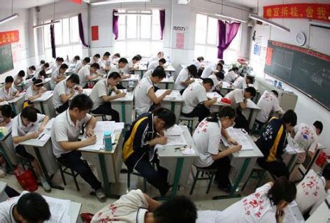 “走上考场，你们已经胜利了！”上海5万高三考生奔赴高考考场_教育 _ 文汇网