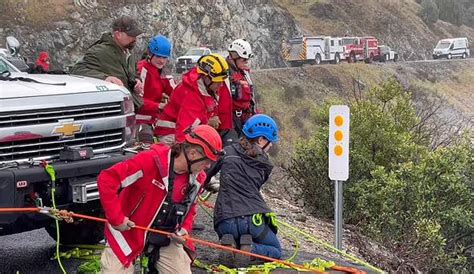 美国加州一对父子开车坠下152米高悬崖，所幸被一消防员发现并获救