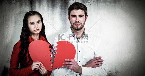 情侣抱着半颗心的复合图像高清摄影大图-千库网