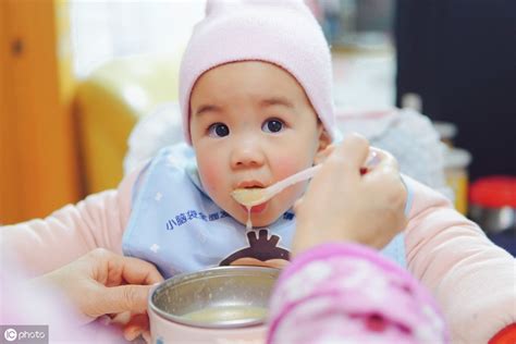 宝宝第一次对食物感兴趣应该怎么做 宝宝第一次辅食的注意事项 _八宝网