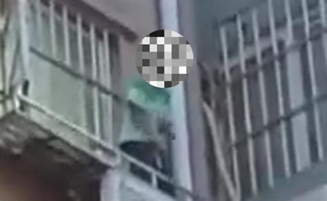 安徽一男孩被打躲窗外后五楼跳下：警方介入 孩子暂无生命危险_新浪新闻