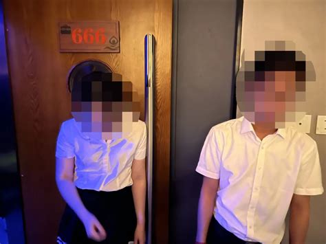 香港18岁女嫌犯穿迷你短裙指认藏尸现场_腾讯网触屏版