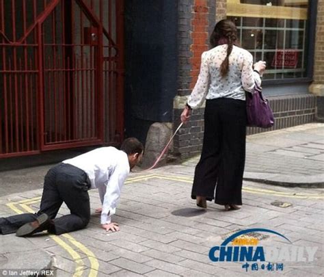 伦敦街头惊现女子牵狗带“遛男人” [1]- 中国日报网_新浪新闻