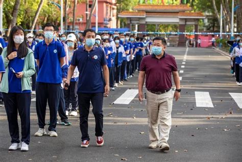 万宁市各学校开展全员核酸检测和环境消杀工作迎复课